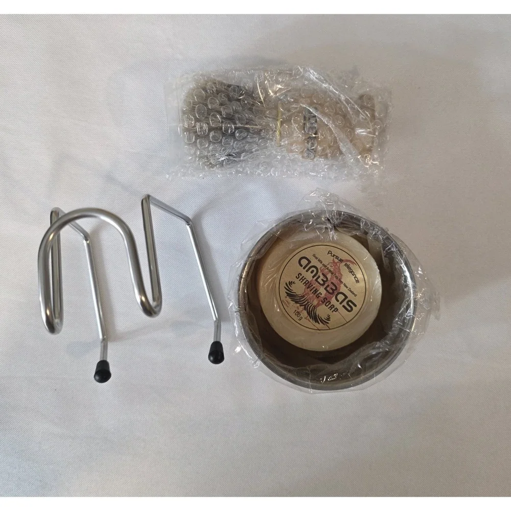 Anbbas men shaving